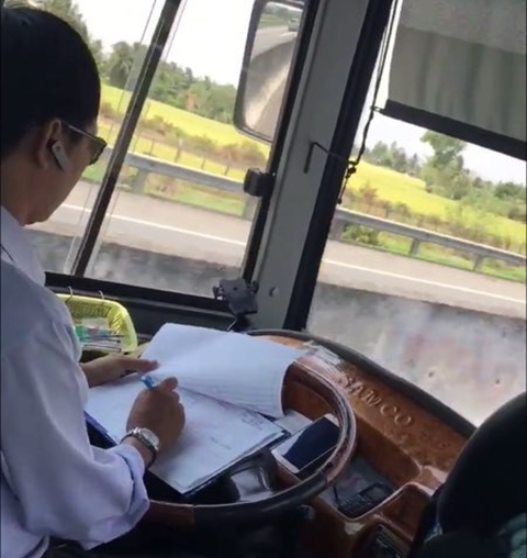 Đề nghị xác minh, xử lý tài xế xe khách vừa lái vừa ghi sổ sách - Ảnh 2. Đề nghị xác minh, xử lý tài xế xe khách vừa lái vừa ghi sổ sách - Ảnh 2.