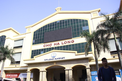 Hàng trăm tiểu thương chợ Hạ Long bãi thị phản ứng giá vệ sinh - Ảnh 1. Hàng trăm tiểu thương chợ Hạ Long bãi thị phản ứng giá vệ sinh - Ảnh 1.