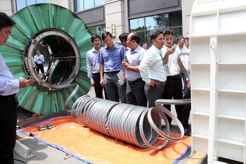 Xem người Nhật trình diễn công nghệ lót ống không đào đường - Ảnh 3. Xem người Nhật trình diễn công nghệ lót ống không đào đường - Ảnh 3.