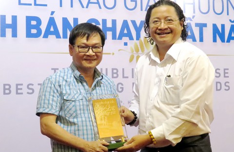 Nguyễn Nhật Ánh, Nguyễn Ngọc Tư nhận giải Sách bán chạy - Ảnh 1. Nguyễn Nhật Ánh, Nguyễn Ngọc Tư nhận giải Sách bán chạy - Ảnh 1.