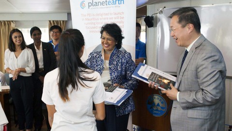 Nữ tổng thống duy nhất châu Phi chết vì thẻ tín dụng nước ngoài - Ảnh 3. Nữ tổng thống duy nhất châu Phi chết vì thẻ tín dụng nước ngoài - Ảnh 3.