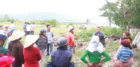 Người dân Đà Nẵng bức xúc vì bị bịt lối ra biển - Ảnh 2. Người dân Đà Nẵng bức xúc vì bị bịt lối ra biển - Ảnh 2.