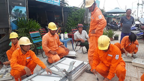 Phú Quốc quét mạng nhện dây điện vắt ngang đường - Ảnh 1. Phú Quốc quét mạng nhện dây điện vắt ngang đường - Ảnh 1.