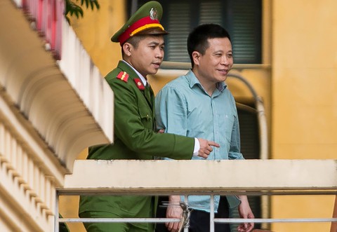Ông Hà Văn Thắm xin vài ngày thôi để trả PVN 800 tỉ - Ảnh 1. Ông Hà Văn Thắm xin vài ngày thôi để trả PVN 800 tỉ - Ảnh 1.