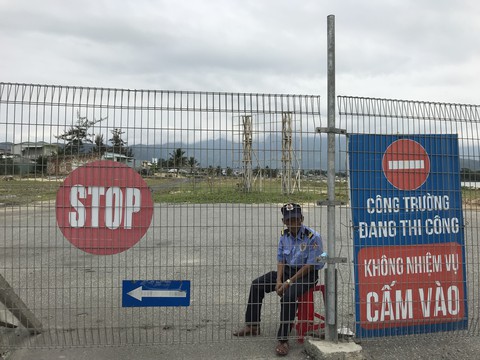 Người dân Đà Nẵng bức xúc vì bị bịt lối ra biển - Ảnh 1. Người dân Đà Nẵng bức xúc vì bị bịt lối ra biển - Ảnh 1.