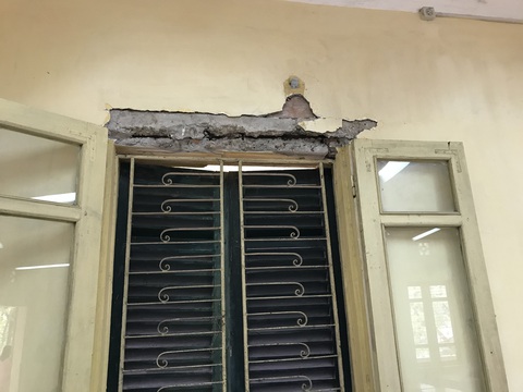 Đưa học sinh đi học nhờ trường khác sau sự cố sập vữa trần - Ảnh 3. Đưa học sinh đi học nhờ trường khác sau sự cố sập vữa trần - Ảnh 3.