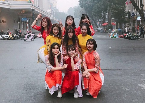 Mặc áo dài nhảy nhạc Hàn giữa phố đi bộ - Ảnh 3. Mặc áo dài nhảy nhạc Hàn giữa phố đi bộ - Ảnh 3.