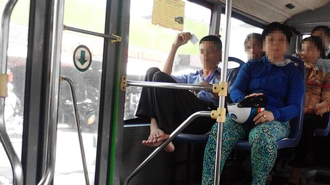 Chịu không nổi với nhân viên xe buýt gác chân nạt khách! - Ảnh 1. Chịu không nổi với nhân viên xe buýt gác chân nạt khách! - Ảnh 1.
