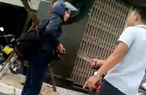 Dùng dao phay dọa chém phóng viên đang tác nghiệp - Ảnh 1. Dùng dao phay dọa chém phóng viên đang tác nghiệp - Ảnh 1.