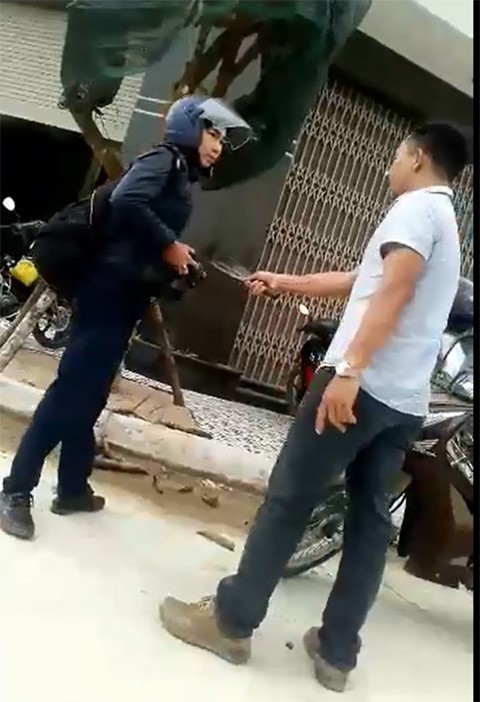 Dùng dao dọa chém phóng viên là đe dọa giết người - Ảnh 1. Dùng dao dọa chém phóng viên là đe dọa giết người - Ảnh 1.