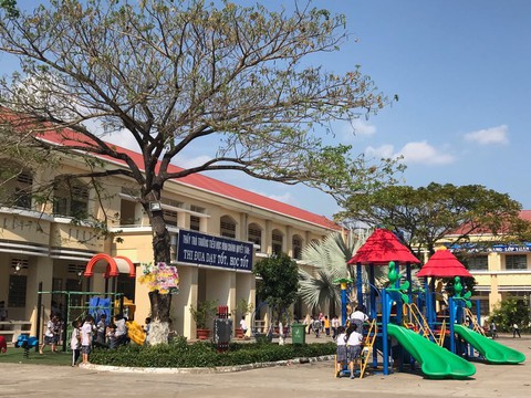 Vụ cô giáo quỳ: xử lý hiệu trưởng, kiểm điểm cô giáo - Ảnh 1. Vụ cô giáo quỳ: xử lý hiệu trưởng, kiểm điểm cô giáo - Ảnh 1.