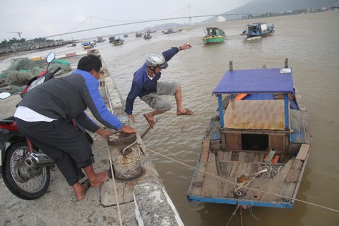 Đà Nẵng di dời tàu thuyền phục vụ lễ hội pháo hoa quốc tế 2018 - Ảnh 1. Đà Nẵng di dời tàu thuyền phục vụ lễ hội pháo hoa quốc tế 2018 - Ảnh 1.
