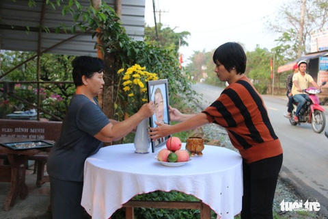Dân lập bàn thờ dọc đường đón linh cữu ông Sáu Khải về quê - Ảnh 7. Dân lập bàn thờ dọc đường đón linh cữu ông Sáu Khải về quê - Ảnh 7.