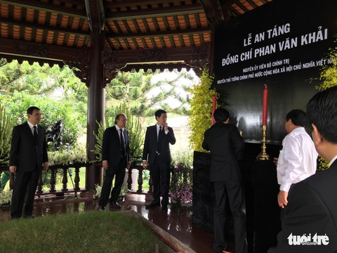 Hàng ngàn người tiễn cố Thủ tướng Phan Văn Khải về đất mẹ - Ảnh 21. Hàng ngàn người tiễn cố Thủ tướng Phan Văn Khải về đất mẹ - Ảnh 21.
