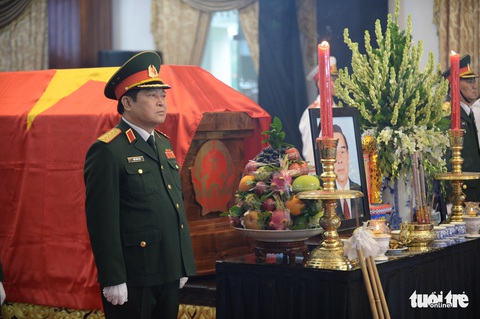 Hàng ngàn người tiễn cố Thủ tướng Phan Văn Khải về đất mẹ - Ảnh 7. Hàng ngàn người tiễn cố Thủ tướng Phan Văn Khải về đất mẹ - Ảnh 7.