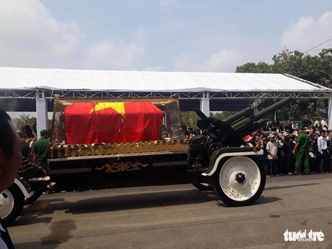 Bà con đội nắng xếp hàng tiễn biệt ông Sáu Khải - Ảnh 3. Bà con đội nắng xếp hàng tiễn biệt ông Sáu Khải - Ảnh 3.