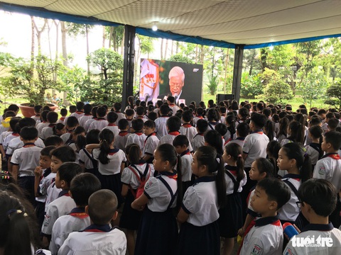 Hàng ngàn người tiễn cố Thủ tướng Phan Văn Khải về đất mẹ - Ảnh 20. Hàng ngàn người tiễn cố Thủ tướng Phan Văn Khải về đất mẹ - Ảnh 20.