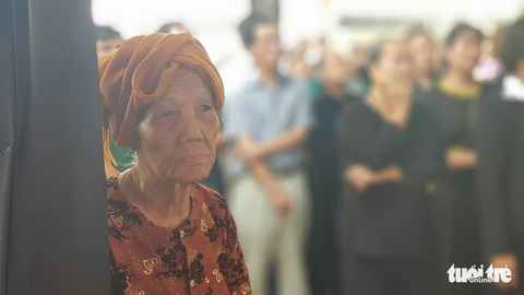 Hàng ngàn người tiễn cố Thủ tướng Phan Văn Khải về đất mẹ - Ảnh 15. Hàng ngàn người tiễn cố Thủ tướng Phan Văn Khải về đất mẹ - Ảnh 15.