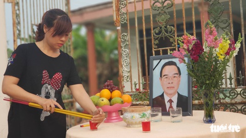 Dân lập bàn thờ dọc đường đón linh cữu ông Sáu Khải về quê - Ảnh 8. Dân lập bàn thờ dọc đường đón linh cữu ông Sáu Khải về quê - Ảnh 8.