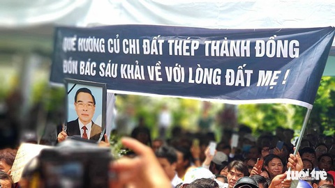 Bà con đội nắng xếp hàng tiễn biệt ông Sáu Khải - Ảnh 12. Bà con đội nắng xếp hàng tiễn biệt ông Sáu Khải - Ảnh 12.
