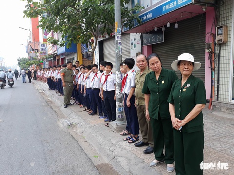 Hàng ngàn người tiễn cố Thủ tướng Phan Văn Khải về đất mẹ - Ảnh 14. Hàng ngàn người tiễn cố Thủ tướng Phan Văn Khải về đất mẹ - Ảnh 14.