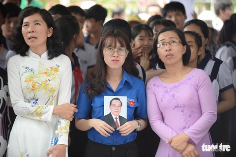 Bà con đội nắng xếp hàng tiễn biệt ông Sáu Khải - Ảnh 7. Bà con đội nắng xếp hàng tiễn biệt ông Sáu Khải - Ảnh 7.