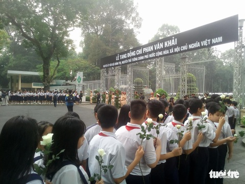 Hàng ngàn người tiễn cố Thủ tướng Phan Văn Khải về đất mẹ - Ảnh 9. Hàng ngàn người tiễn cố Thủ tướng Phan Văn Khải về đất mẹ - Ảnh 9.