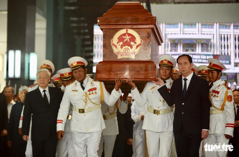 Hàng ngàn người tiễn cố Thủ tướng Phan Văn Khải về đất mẹ - Ảnh 2. Hàng ngàn người tiễn cố Thủ tướng Phan Văn Khải về đất mẹ - Ảnh 2.
