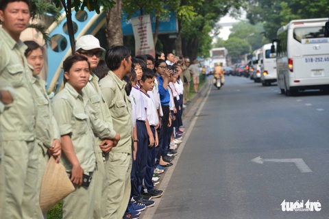 Hàng ngàn người tiễn cố Thủ tướng Phan Văn Khải về đất mẹ - Ảnh 13. Hàng ngàn người tiễn cố Thủ tướng Phan Văn Khải về đất mẹ - Ảnh 13.