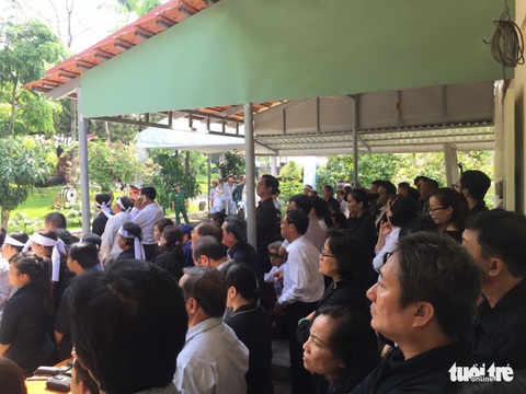 Bà con đội nắng xếp hàng tiễn biệt ông Sáu Khải - Ảnh 2. Bà con đội nắng xếp hàng tiễn biệt ông Sáu Khải - Ảnh 2.