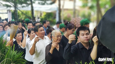 Bà con đội nắng xếp hàng tiễn biệt ông Sáu Khải - Ảnh 10. Bà con đội nắng xếp hàng tiễn biệt ông Sáu Khải - Ảnh 10.