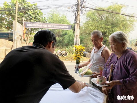 Dân lập bàn thờ dọc đường đón linh cữu ông Sáu Khải về quê - Ảnh 3. Dân lập bàn thờ dọc đường đón linh cữu ông Sáu Khải về quê - Ảnh 3.