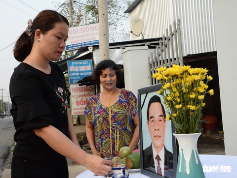 Dân lập bàn thờ dọc đường đón linh cữu ông Sáu Khải về quê - Ảnh 5. Dân lập bàn thờ dọc đường đón linh cữu ông Sáu Khải về quê - Ảnh 5.