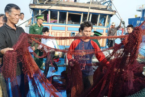 Tàu cá Quảng Nam bị tàu lạ tấn công, phá ngư cụ - Ảnh 1. Tàu cá Quảng Nam bị tàu lạ tấn công, phá ngư cụ - Ảnh 1.