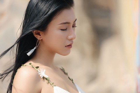 Tiêu Châu Như Quỳnh gây ồn ào khi ôm… thủ cấp trong MV mới - Ảnh 5. Tiêu Châu Như Quỳnh gây ồn ào khi ôm… thủ cấp trong MV mới - Ảnh 5.