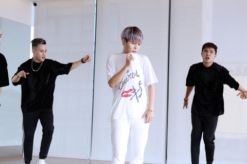 Vũ Cát Tường tung MV You are mine trước giờ đi Nhật - Ảnh 2. Vũ Cát Tường tung MV You are mine trước giờ đi Nhật - Ảnh 2.