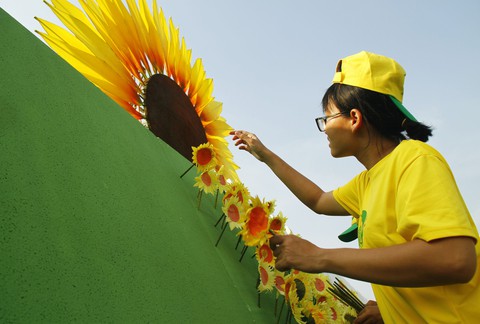 Đóa hoa hướng dương khổng lồ vì bệnh nhi ung thư - Ảnh 1. Đóa hoa hướng dương khổng lồ vì bệnh nhi ung thư - Ảnh 1.