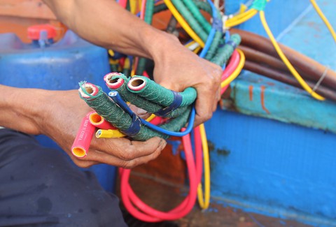 Ngư dân Quảng Ngãi tố bị tàu Trung Quốc cướp phá ở Hoàng Sa - Ảnh 6. Ngư dân Quảng Ngãi tố bị tàu Trung Quốc cướp phá ở Hoàng Sa - Ảnh 6.
