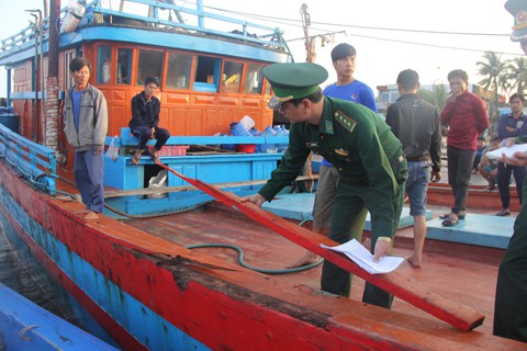 Ngư dân Quảng Ngãi tố bị tàu Trung Quốc cướp phá ở Hoàng Sa - Ảnh 10. Ngư dân Quảng Ngãi tố bị tàu Trung Quốc cướp phá ở Hoàng Sa - Ảnh 10.