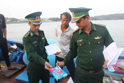 Ngư dân Quảng Ngãi tố bị tàu Trung Quốc cướp phá ở Hoàng Sa - Ảnh 8. Ngư dân Quảng Ngãi tố bị tàu Trung Quốc cướp phá ở Hoàng Sa - Ảnh 8.
