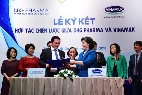 Vinamilk bắt tay Dược Hậu Giang làm thực phẩm chức năng - Ảnh 1. Vinamilk bắt tay Dược Hậu Giang làm thực phẩm chức năng - Ảnh 1.