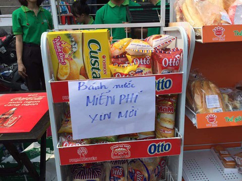 Vụ cháy chung cư Carina quận 8: đồ ăn miễn phí tặng người hoạn nạn - Ảnh 2. Vụ cháy chung cư Carina quận 8: đồ ăn miễn phí tặng người hoạn nạn - Ảnh 2.