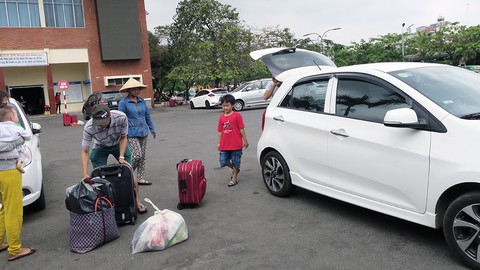 Xe Uber, Grab phải gắn hộp đèn Taxi điện tử? - Ảnh 1. Xe Uber, Grab phải gắn hộp đèn Taxi điện tử? - Ảnh 1.