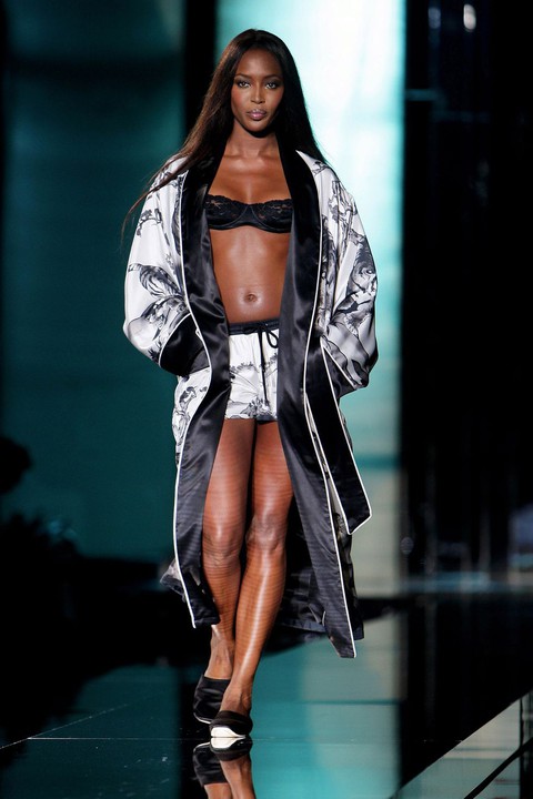 ‘Báo đen’ Naomi Campbell: biểu tượng thời trang 2018 - Ảnh 14. ‘Báo đen’ Naomi Campbell: biểu tượng thời trang 2018 - Ảnh 14.
