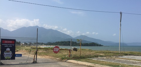 Tháo dỡ hàng rào dự án resort bịt lối xuống biển Đà Nẵng - Ảnh 1. Tháo dỡ hàng rào dự án resort bịt lối xuống biển Đà Nẵng - Ảnh 1.