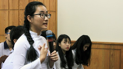 Học sinh bật khóc vì cô không nói gì ngoài giảng bài - Ảnh 1. Học sinh bật khóc vì cô không nói gì ngoài giảng bài - Ảnh 1.