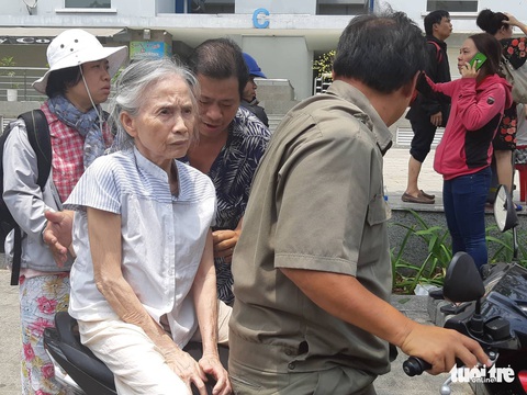 Nhiều người hoảng loạn khi chung cư Carina bất ngờ cháy lại - Ảnh 2. Nhiều người hoảng loạn khi chung cư Carina bất ngờ cháy lại - Ảnh 2.