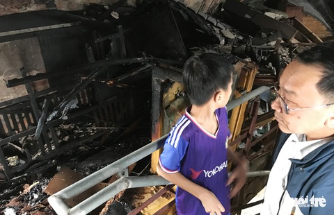 Cháy chung cư cũ ở Nghệ An, hàng chục người chạy thoát thân - Ảnh 3. Cháy chung cư cũ ở Nghệ An, hàng chục người chạy thoát thân - Ảnh 3.