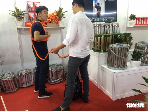 Nháo nhào sắm dây thoát hiểm, mặt nạ chống khói sau vụ cháy Carina - Ảnh 1. Nháo nhào sắm dây thoát hiểm, mặt nạ chống khói sau vụ cháy Carina - Ảnh 1.