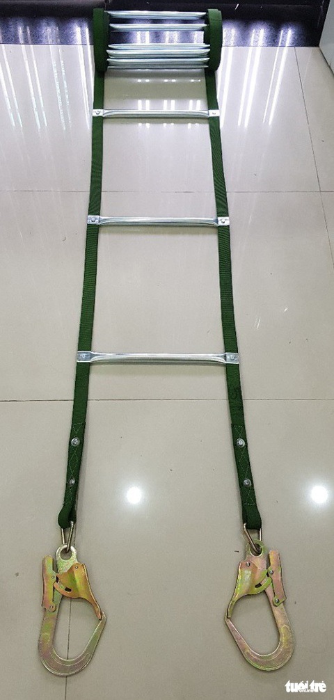 Nháo nhào sắm dây thoát hiểm, mặt nạ chống khói sau vụ cháy Carina - Ảnh 5. Nháo nhào sắm dây thoát hiểm, mặt nạ chống khói sau vụ cháy Carina - Ảnh 5.